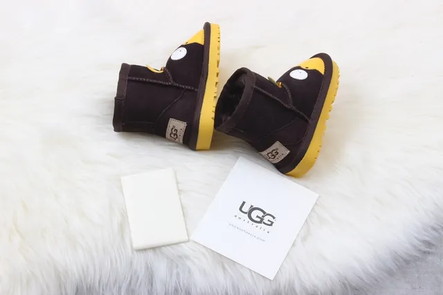 UGG 角色面的棕色和黄色毛绒内里雪靴 3