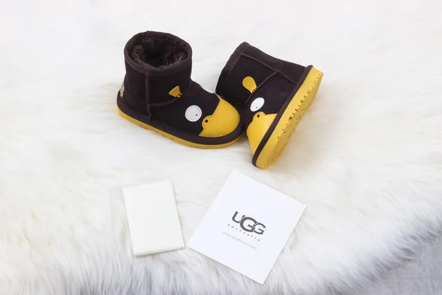 UGG 角色面的棕色和黄色毛绒内里雪靴 4