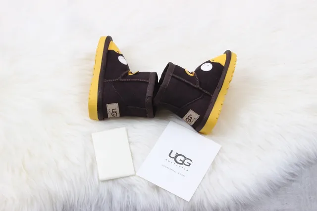 UGG 角色面的棕色和黄色毛绒内里雪靴 5