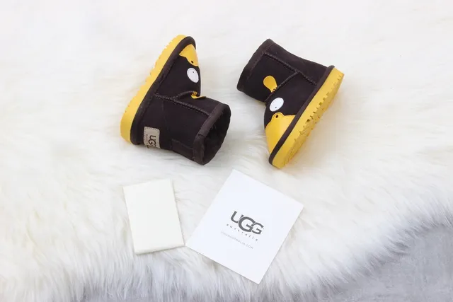 UGG 角色面的棕色和黄色毛绒内里雪靴 6