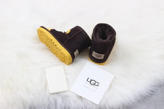 UGG 角色面的棕色和黄色毛绒内里雪靴 7