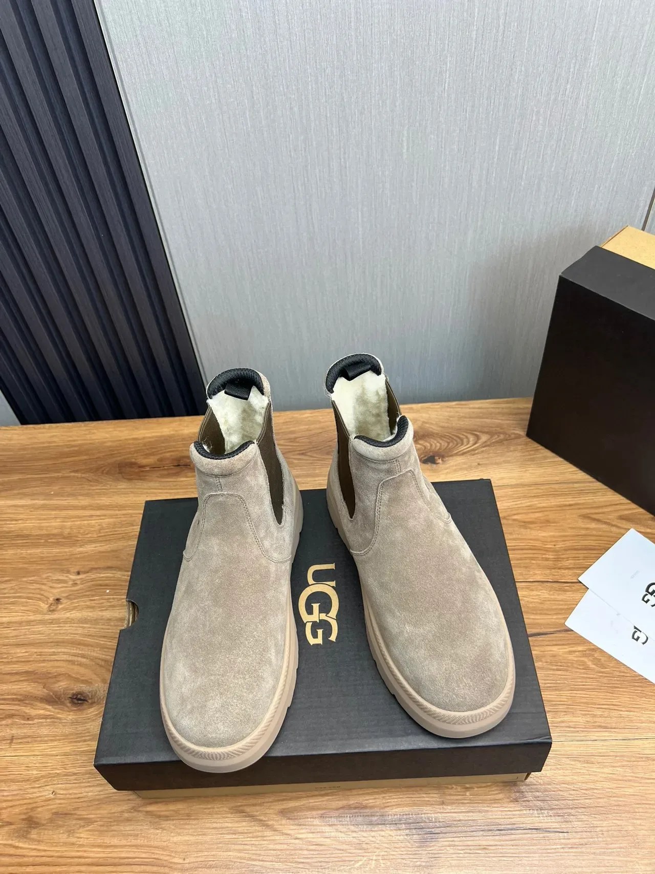 UGG Chelsea Boot Bege Branco Suede Superior Elásticos Laterais Chelsea Boots 2