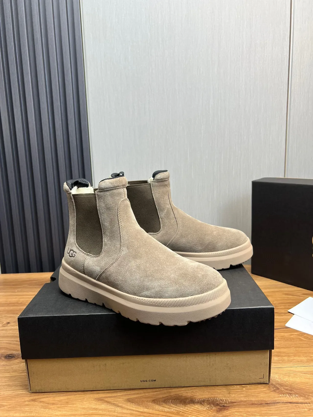 UGG Chelsea Boot Bege Branco Suede Superior Elásticos Laterais Chelsea Boots 3