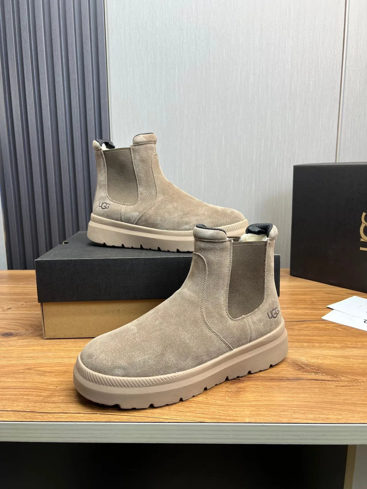 UGG Chelsea Boot Bege Branco Suede Superior Elásticos Laterais Chelsea Boots 4