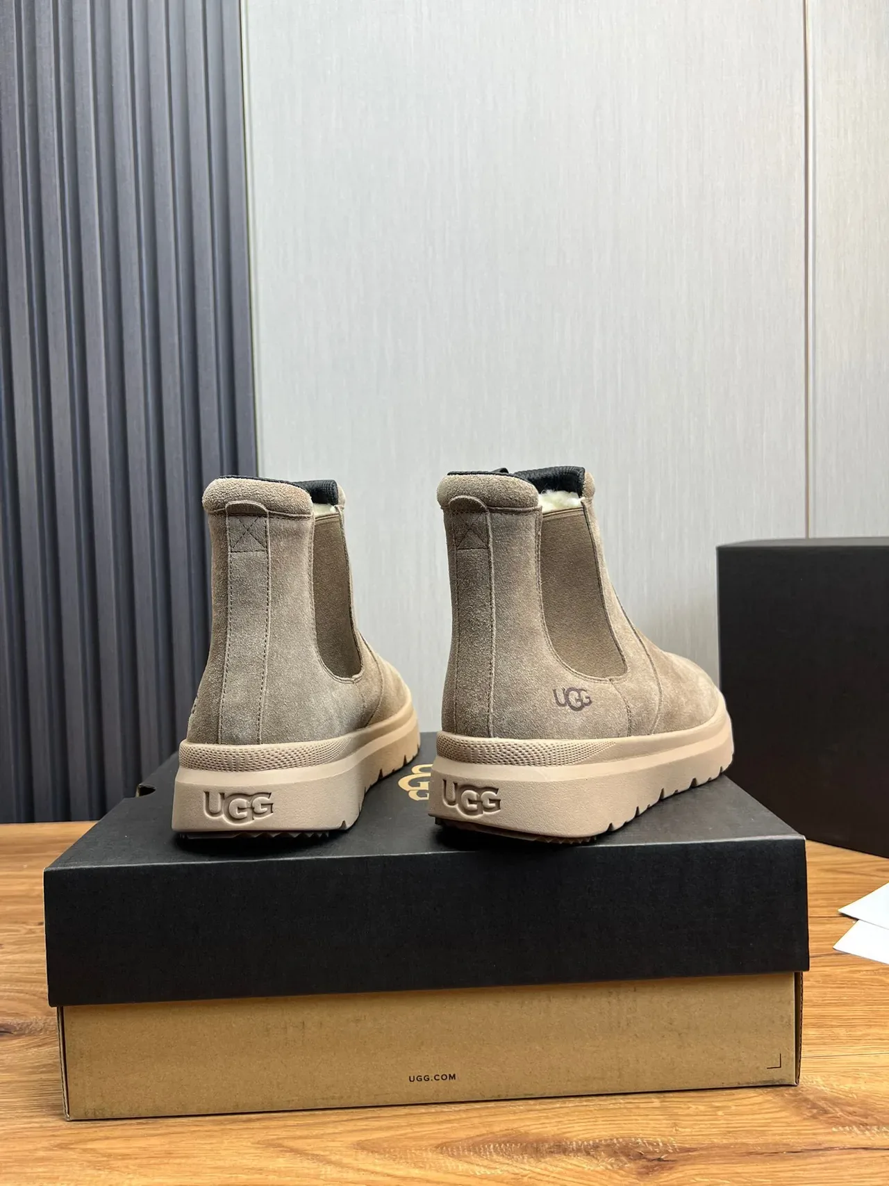 UGG Chelsea Boot Bege Branco Suede Superior Elásticos Laterais Chelsea Boots 5