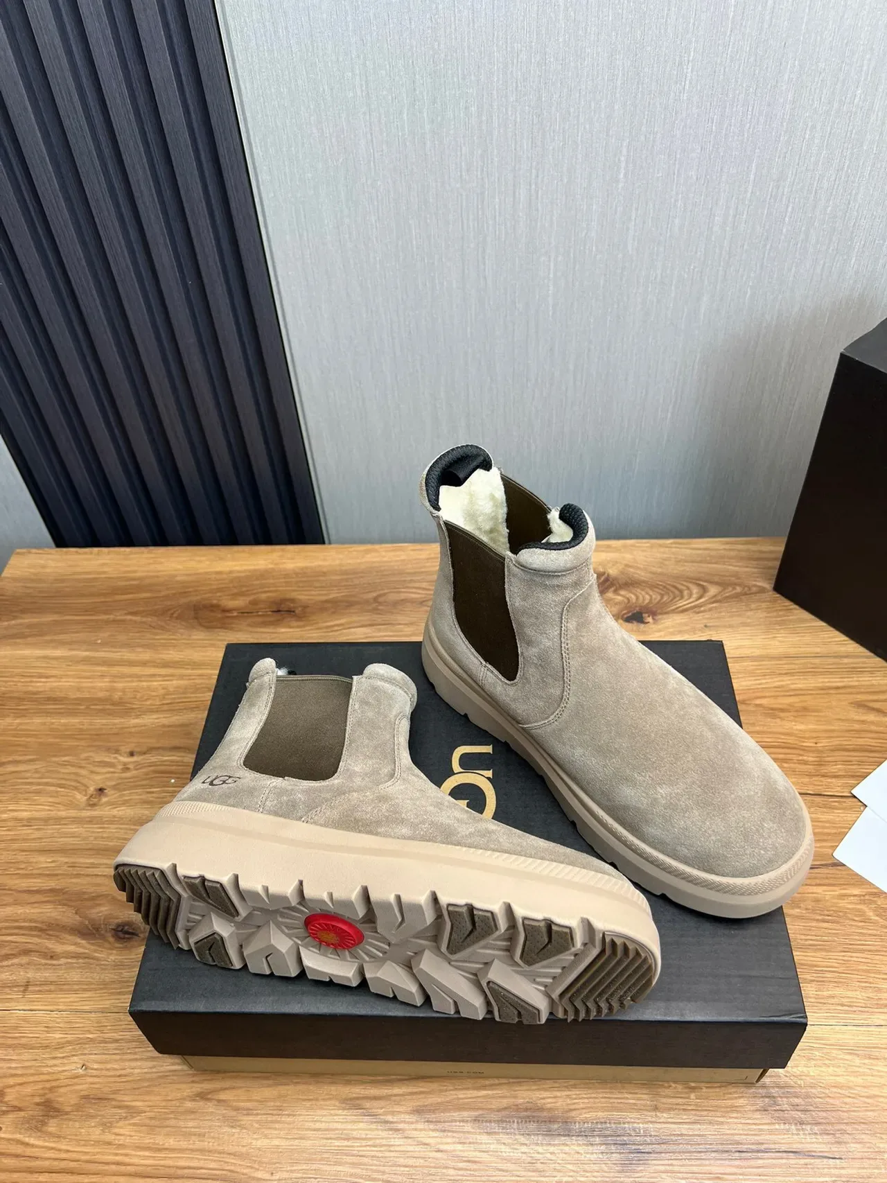 UGG Chelsea Boot Bege Branco Suede Superior Elásticos Laterais Chelsea Boots 6