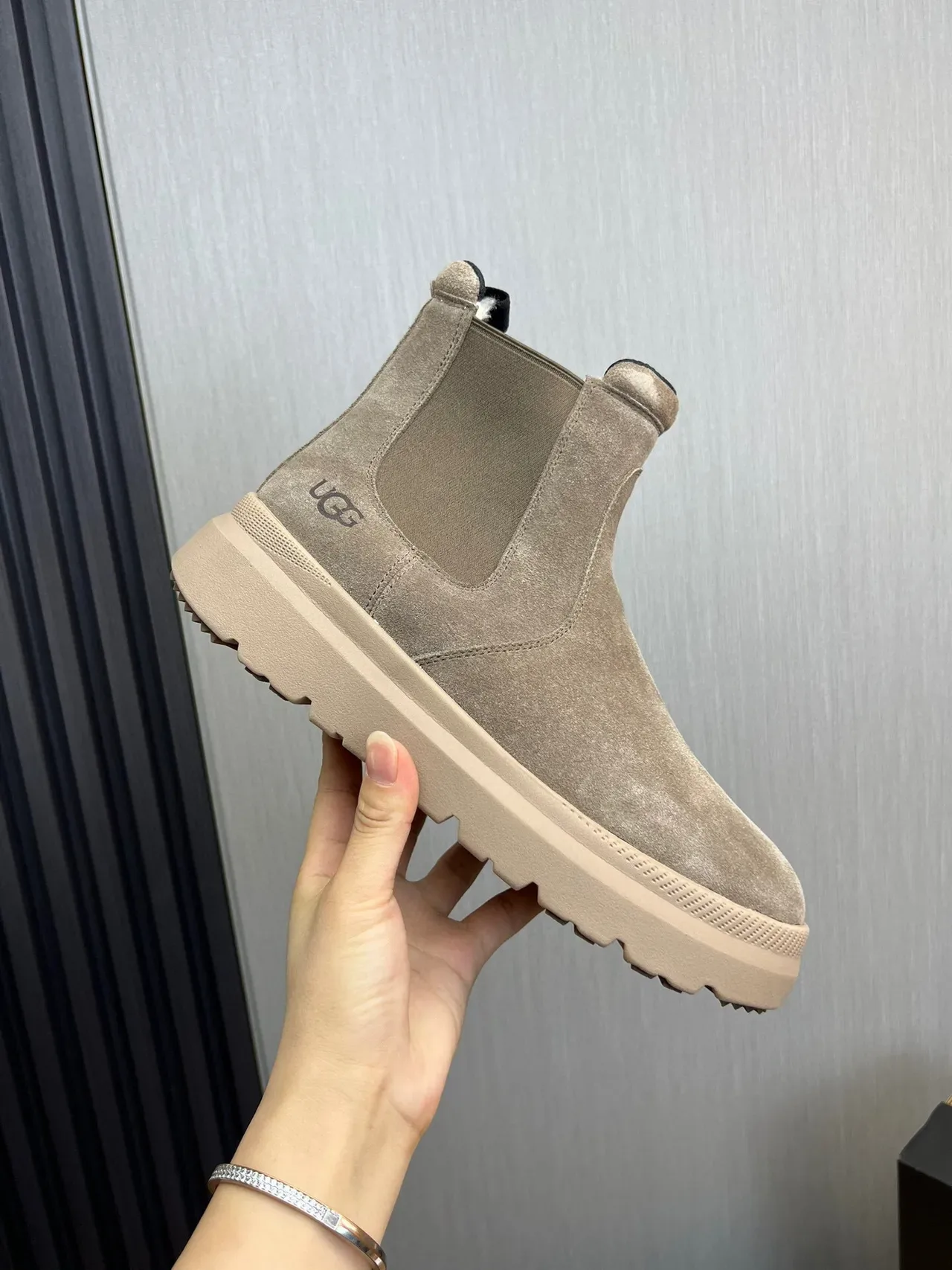 UGG Chelsea Boot Bege Branco Suede Superior Elásticos Laterais Chelsea Boots 7