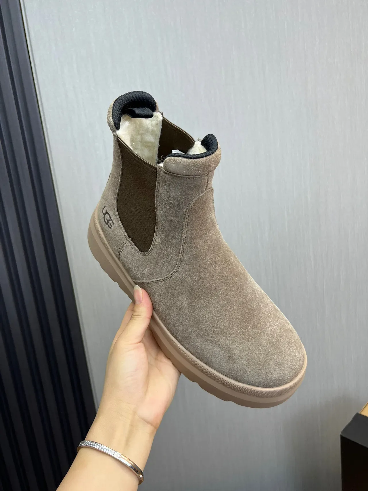 UGG Chelsea Boot Bege Branco Suede Superior Elásticos Laterais Chelsea Boots 8