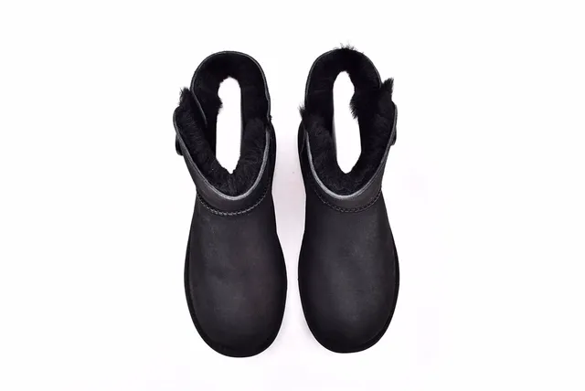 UGG Classic Mini Bottes de Neige Noires Doublées de Shearling 3
