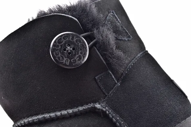 UGG Classic Mini Bottes de Neige Noires Doublées de Shearling 4