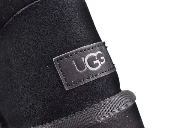UGG Classic Mini Bottes de Neige Noires Doublées de Shearling 5