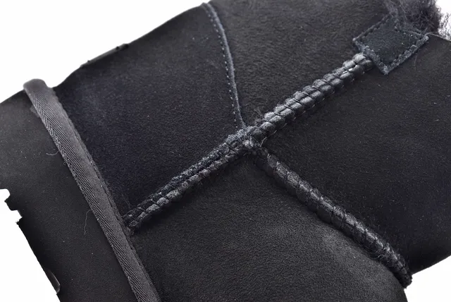 UGG Classic Mini Bottes de Neige Noires Doublées de Shearling 6