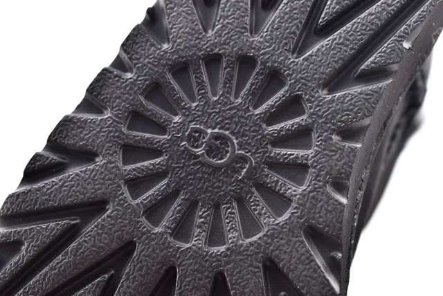 UGG Classic Mini Bottes de Neige Noires Doublées de Shearling 7