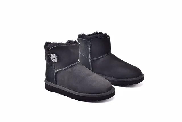 UGG Classic Mini Bottes de Neige Noires Doublées de Shearling 9