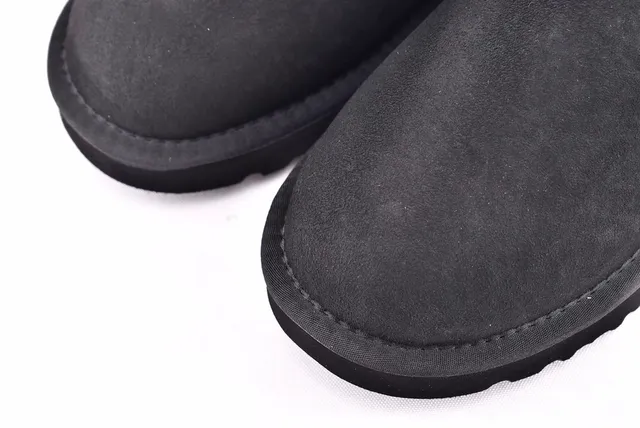 UGG Classic Mini Bottes de Neige Noires Doublées de Shearling 10