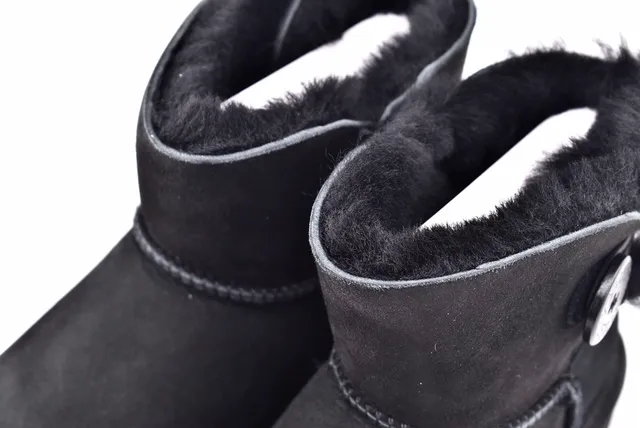 UGG Classic Mini Bottes de Neige Noires Doublées de Shearling 11