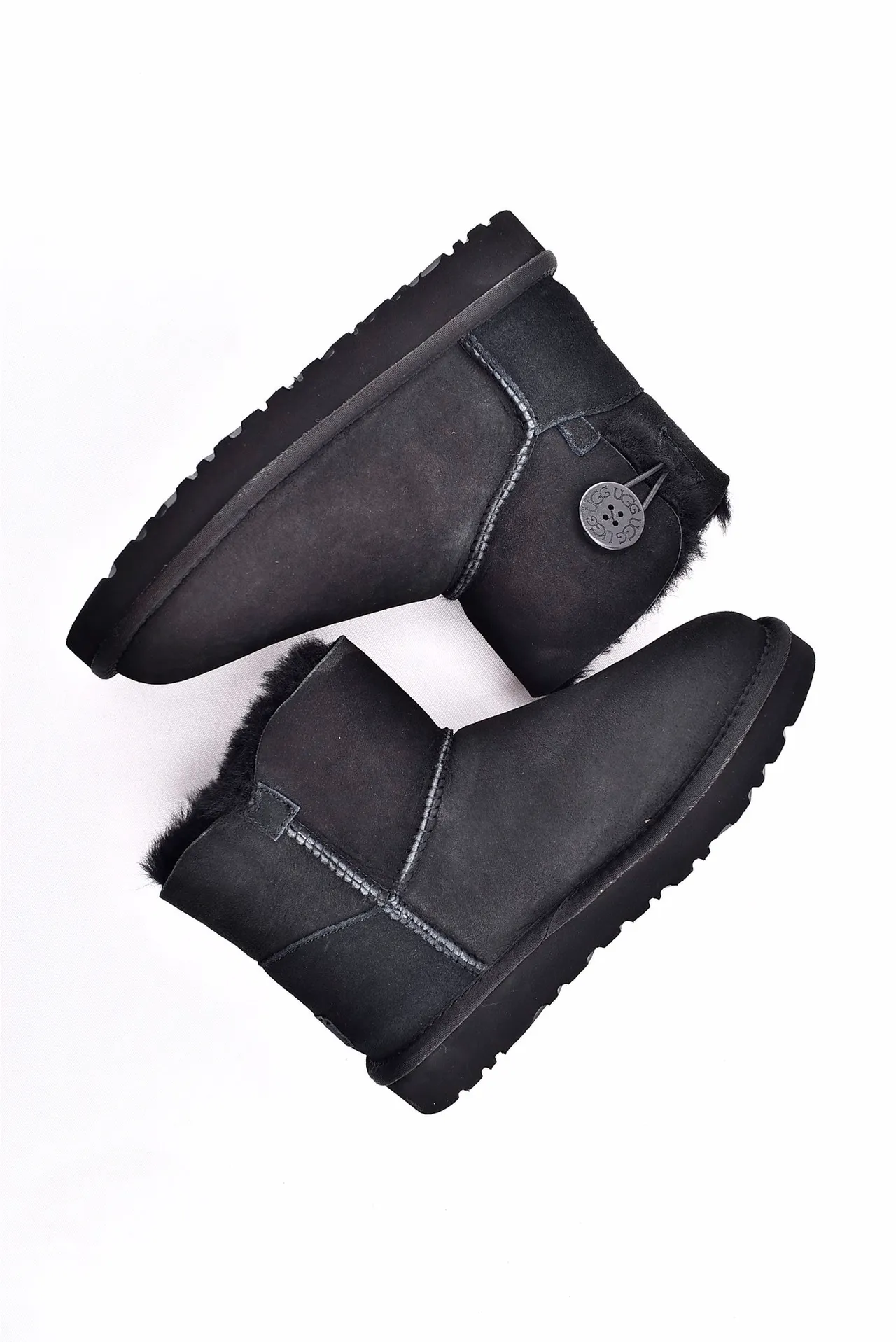 UGG Classic Mini Bottes de Neige Noires Doublées de Shearling 12