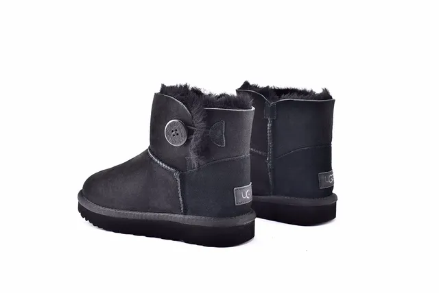 UGG Classic Mini Bottes de Neige Noires Doublées de Shearling 14