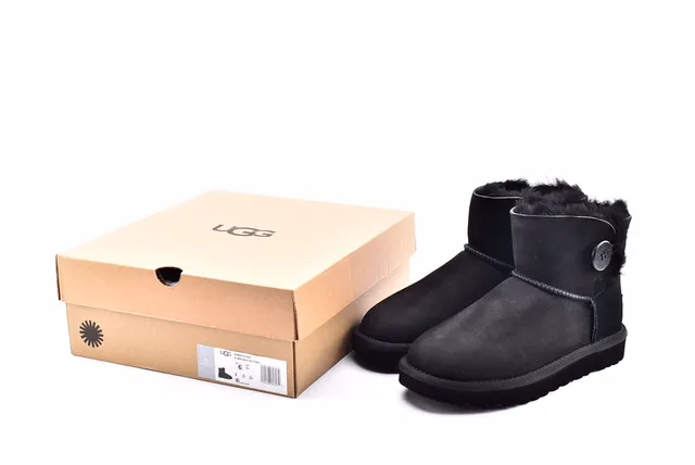 UGG Classic Mini Bottes de Neige Noires Doublées de Shearling 15