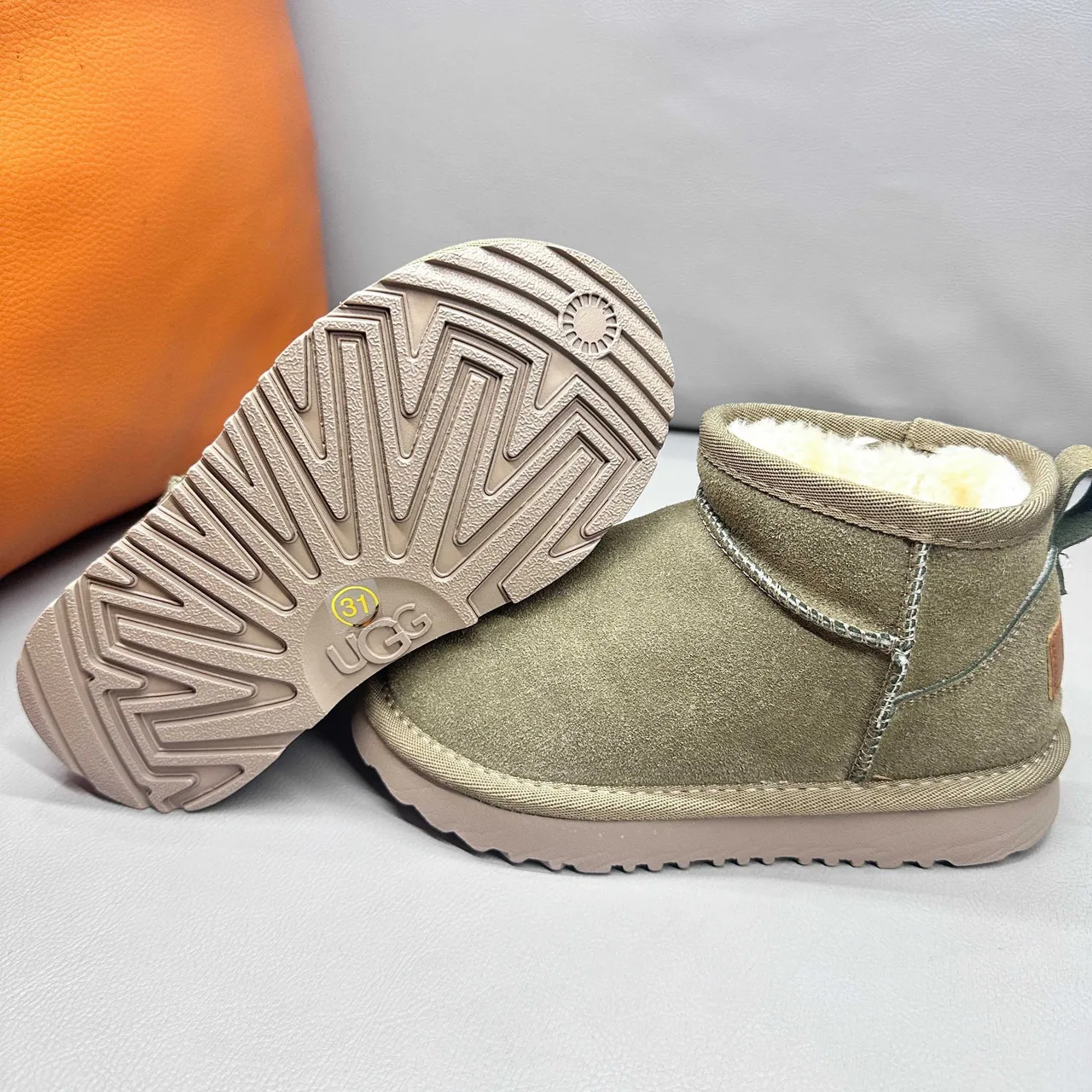 UGG Classic Mini काले बर्फ के जूते 11