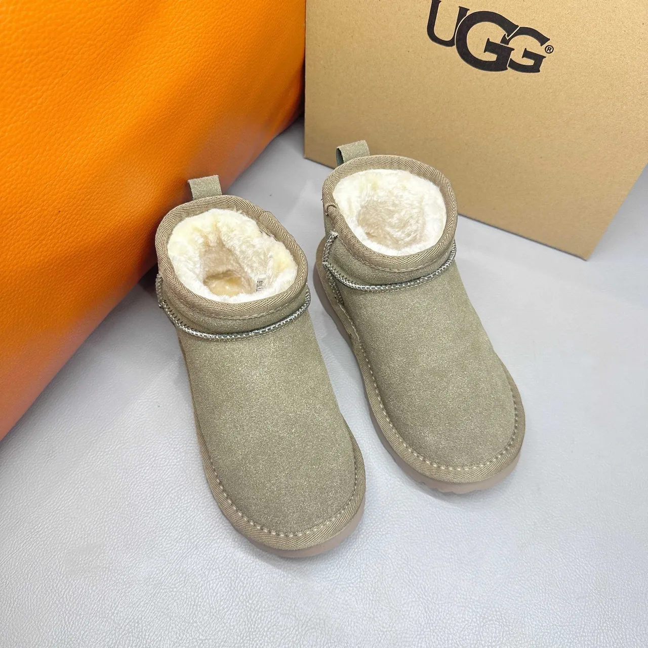 UGG Classic Mini Botas de Nieve Negras 16