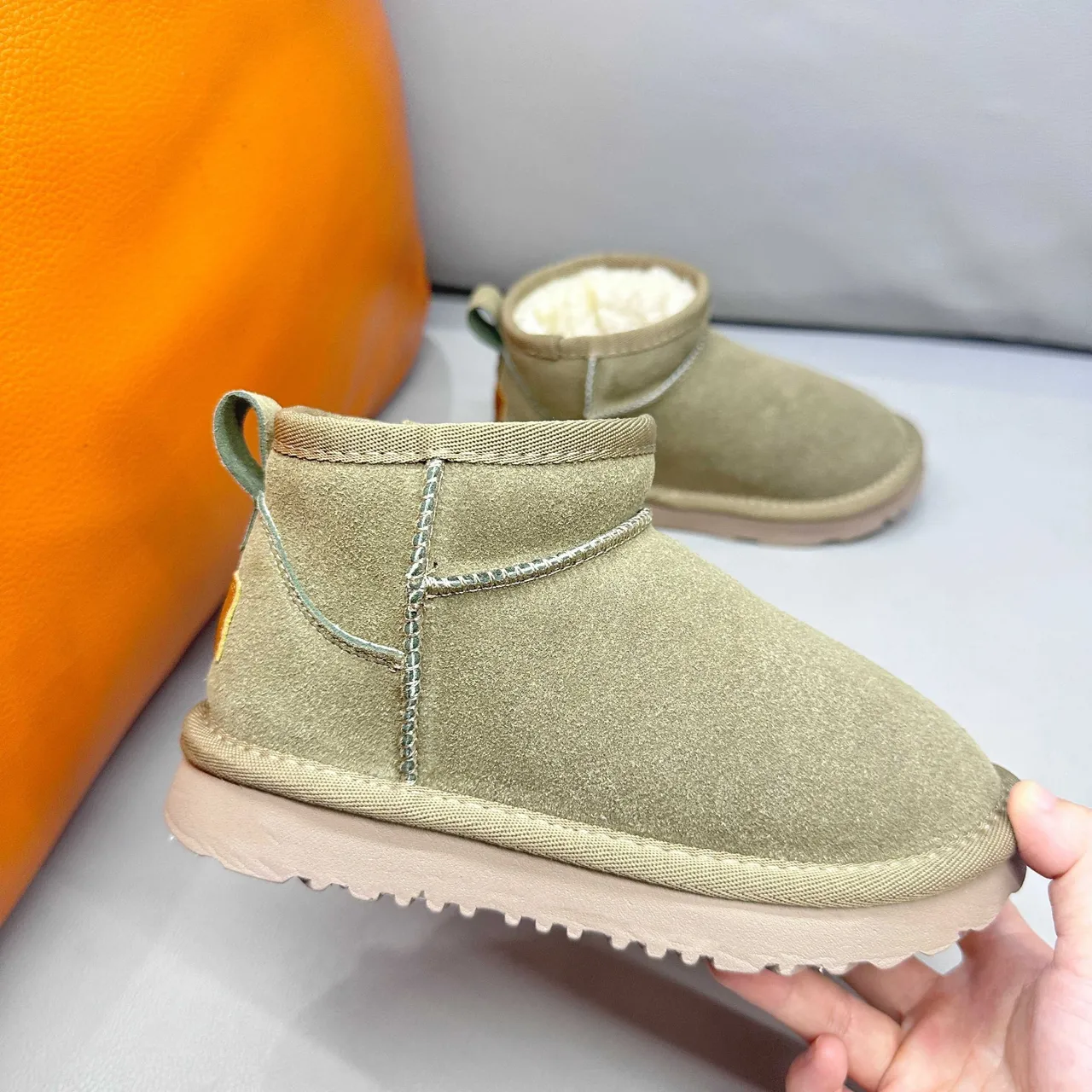 UGG Classic Mini काले बर्फ के जूते 18