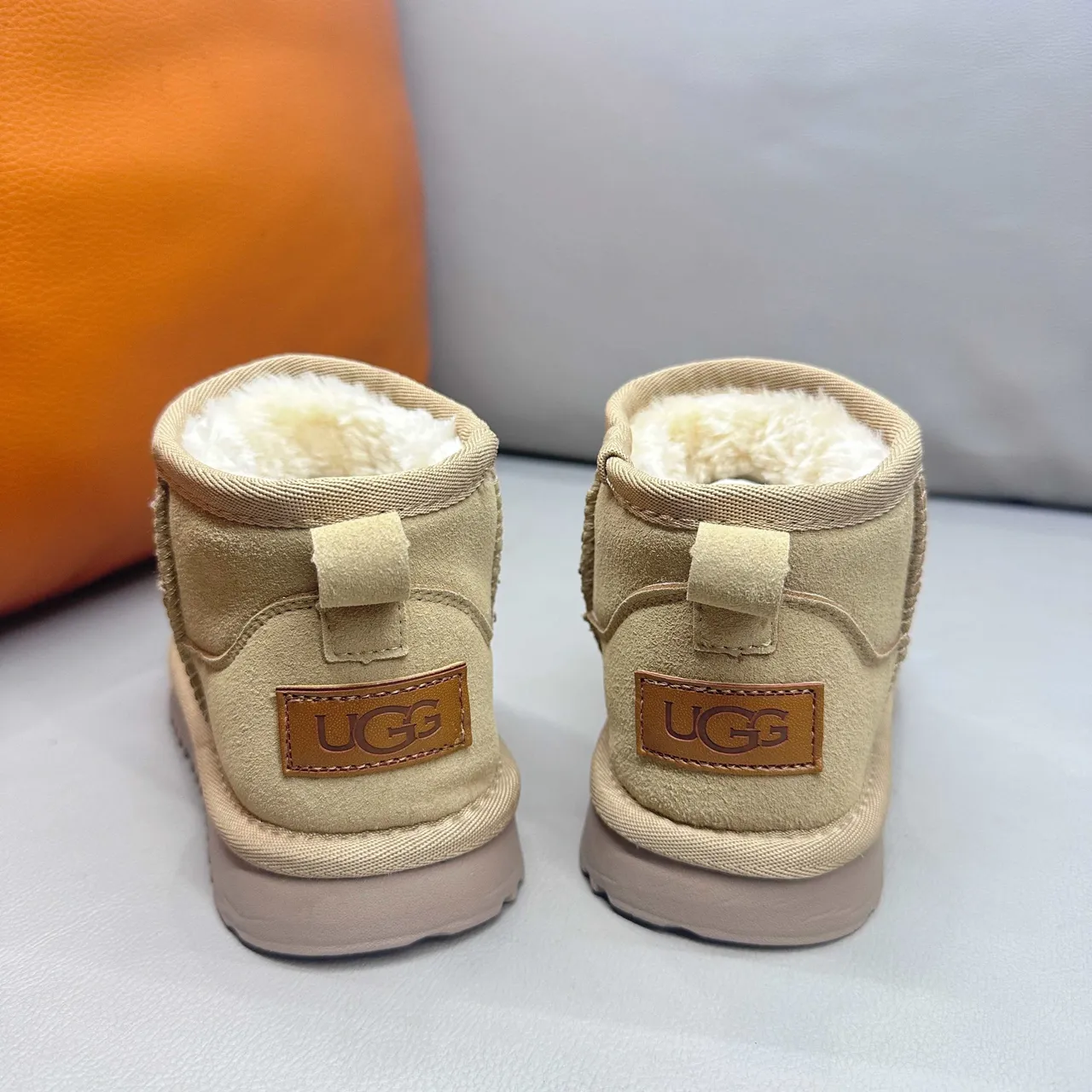 UGG Classic Mini أحذية الثلج السوداء 22