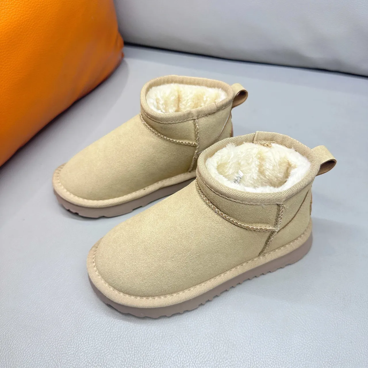 UGG Classic Mini काले बर्फ के जूते 24