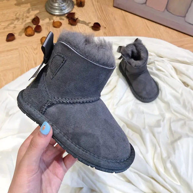 UGG Classic Mini Bow Botas de Nieve con Forro de Cordero Gris Carbón 2