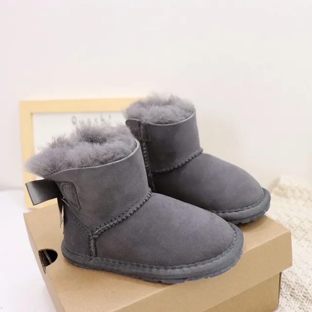 UGG Classic Mini Bow Botas de Nieve con Forro de Cordero Gris Carbón 5