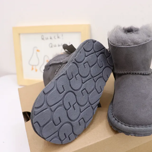 UGG Classic Mini Bow Botas de Nieve con Forro de Cordero Gris Carbón 8