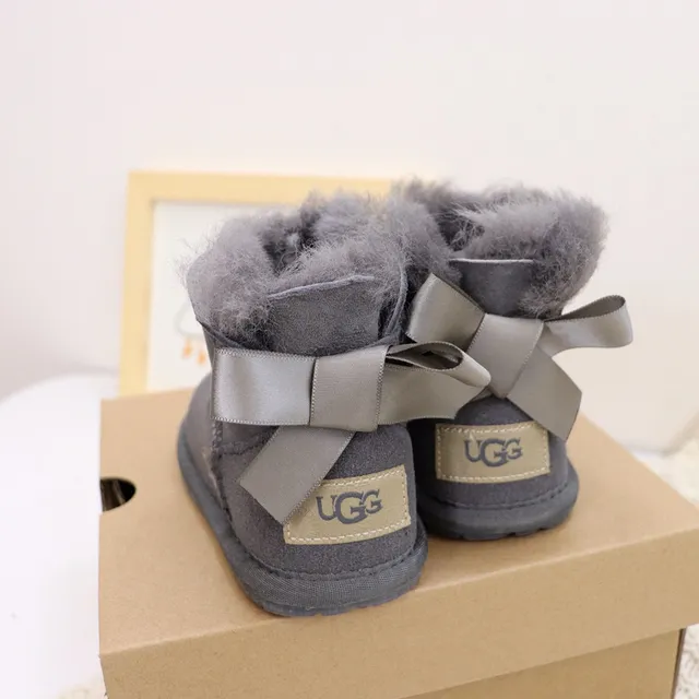 UGG Classic Mini Bow Botas de Nieve con Forro de Cordero Gris Carbón 9