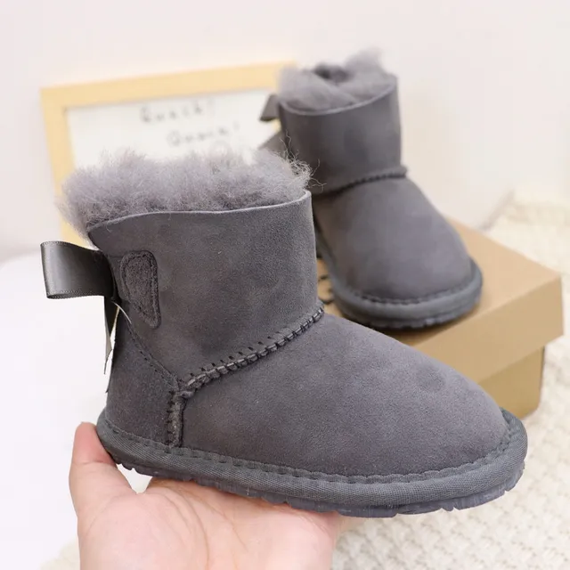 UGG Classic Mini Bow Botas de Nieve con Forro de Cordero Gris Carbón 11