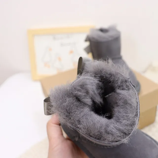 UGG Classic Mini Bow Botas de Nieve con Forro de Cordero Gris Carbón 13