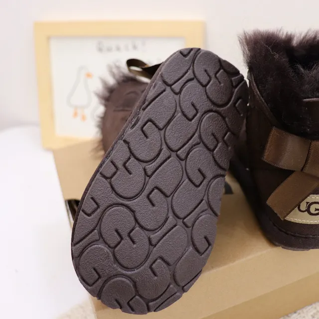 UGG Classic Mini Bow Botas de Nieve con Forro de Cordero Gris Carbón 19