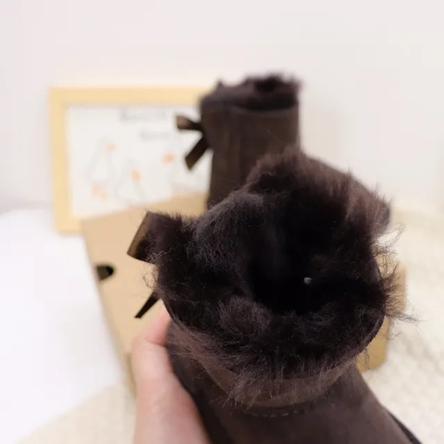 UGG Classic Mini Bow Botas de Nieve con Forro de Cordero Gris Carbón 21