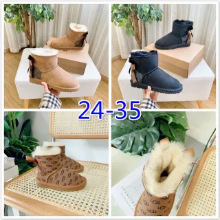 UGG क्लासिक मिनी मोनोग्राम टैन शीयरलिंग लाइन वाले एंकल बूट
