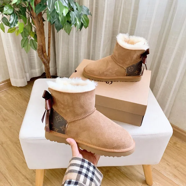 UGG 经典迷你印花驼色羊毛内里踝靴 3