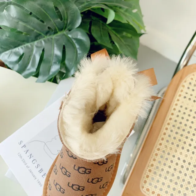 UGG 经典迷你印花驼色羊毛内里踝靴 4