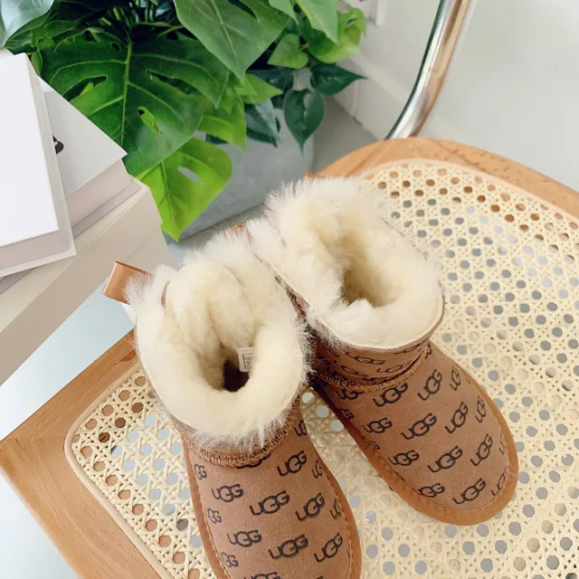 UGG 经典迷你印花驼色羊毛内里踝靴 7