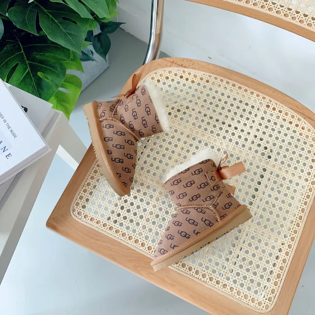 UGG 经典迷你印花驼色羊毛内里踝靴 9