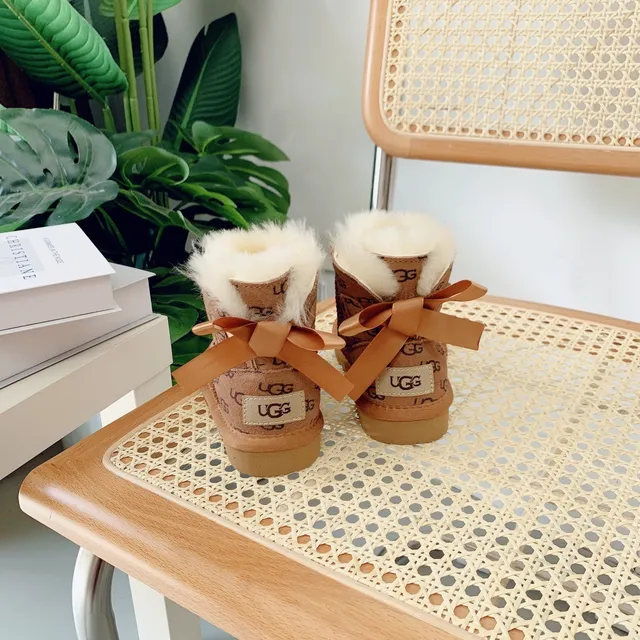 UGG 经典迷你印花驼色羊毛内里踝靴 10