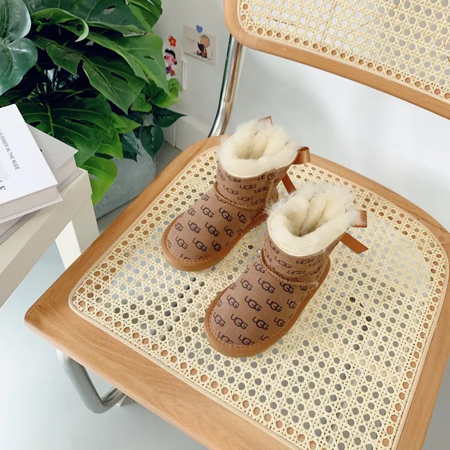 UGG 经典迷你印花驼色羊毛内里踝靴 11