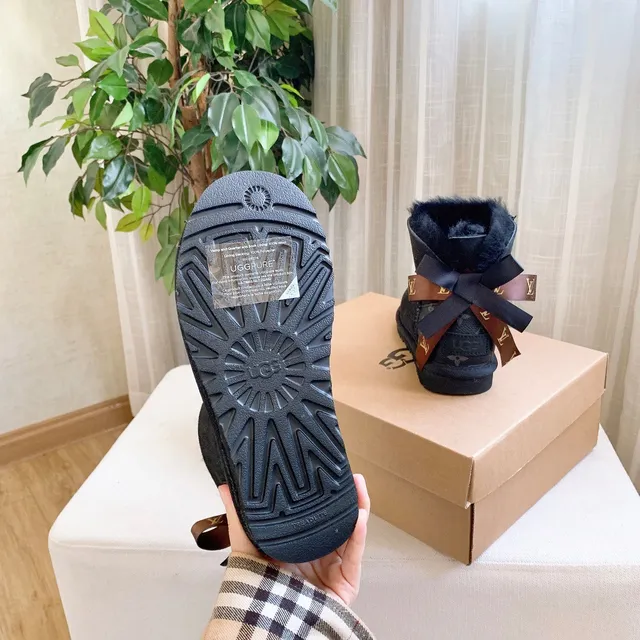 UGG 经典迷你印花驼色羊毛内里踝靴 13