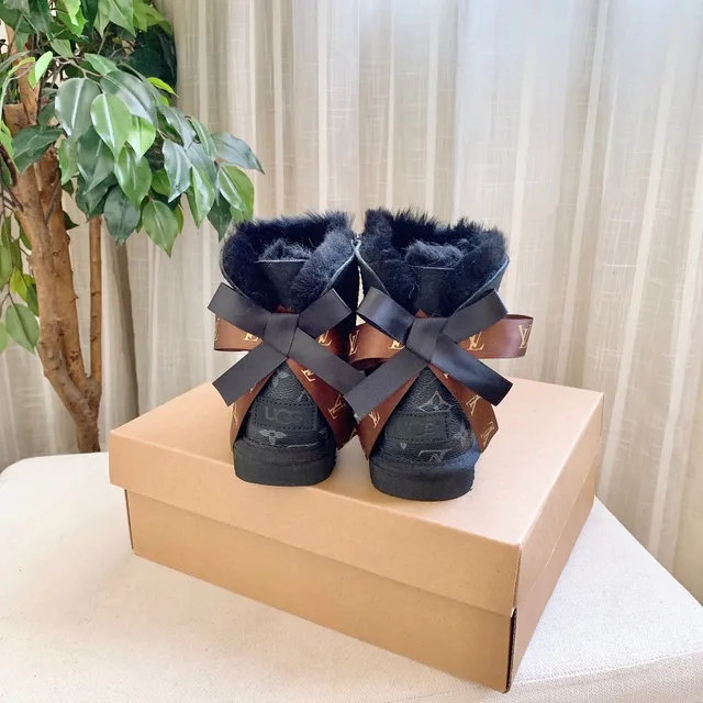 UGG 经典迷你印花驼色羊毛内里踝靴 15