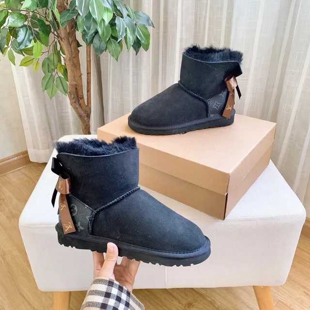 UGG 经典迷你印花驼色羊毛内里踝靴 16