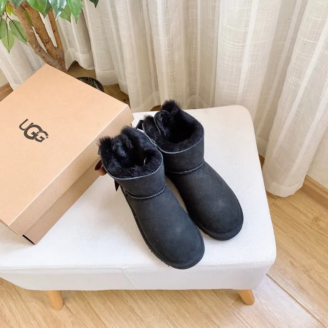 UGG 经典迷你印花驼色羊毛内里踝靴 17
