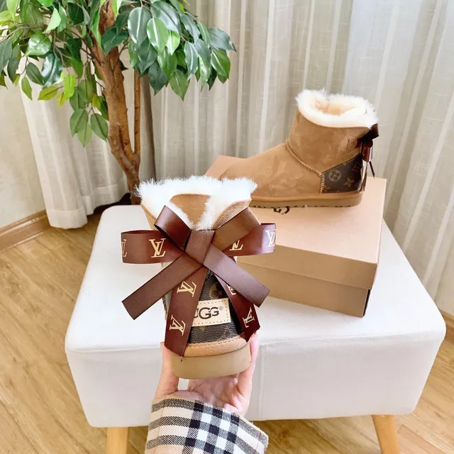 UGG 经典迷你印花驼色羊毛内里踝靴 19