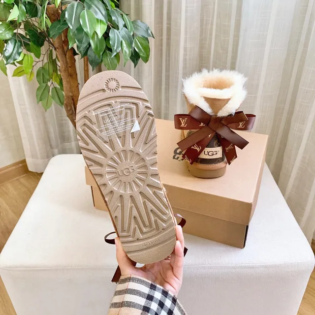 UGG 经典迷你印花驼色羊毛内里踝靴 20