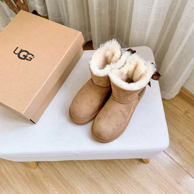 UGG 经典迷你印花驼色羊毛内里踝靴 22